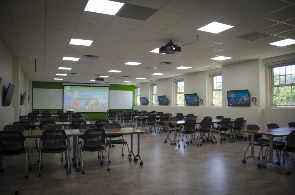 Classroom featuring multiple flat panel displays and projectors